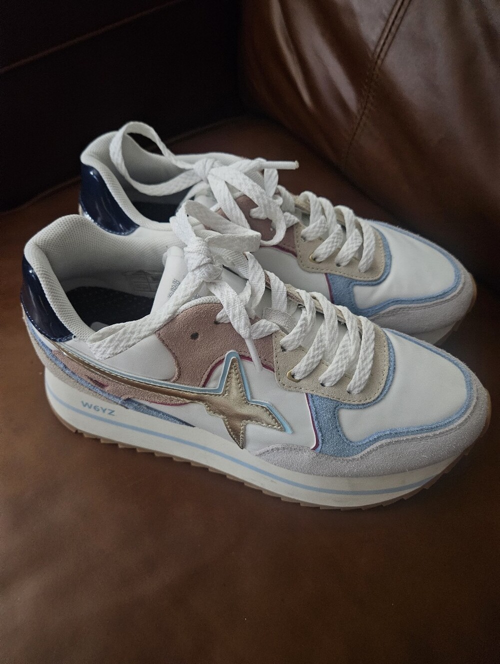 W6YZ Deva Sneakers Excellent Size 6.5